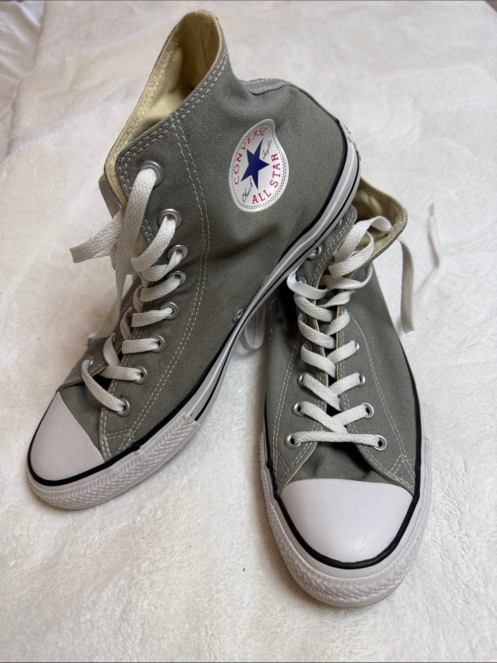 Converse High Top Sneakers in seasonal gray and White